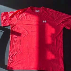 Men’s under armor, loose fitting, heat gear, medium, red
